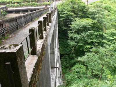 右岸から堤体を見る