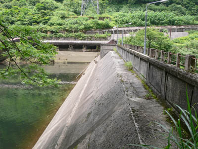 堤体上流側は傾斜しています