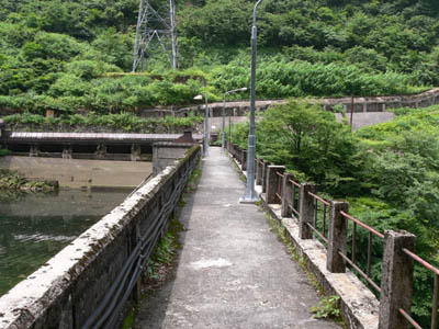 右岸から天端を見る
