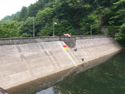 左岸から堤体上流側を見る