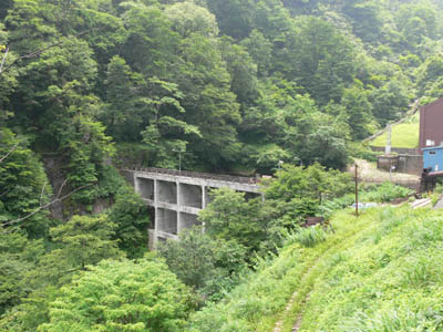 真立ダム遠景