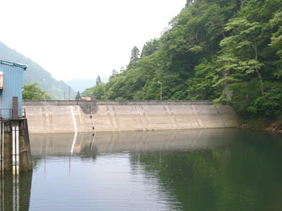 発電所から堤体を見る