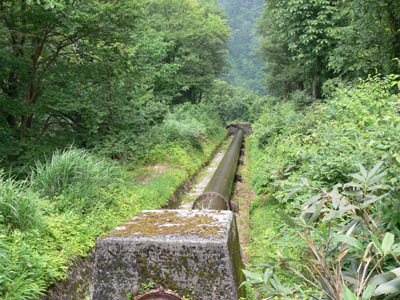 水圧鉄管を跨ぐ橋の上から下を見下ろします