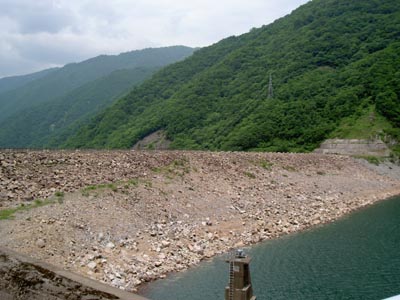堤体を左岸上流側から見る