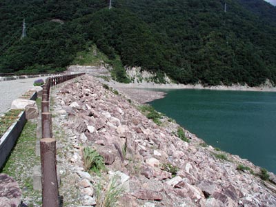 上流側の堤体とダム湖