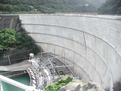 左岸から堤体下流側を見る