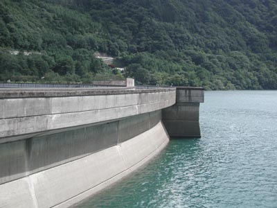 右岸上流側から堤体
