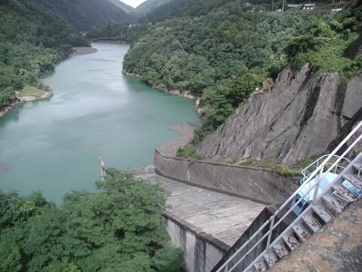 導流部から直接下流に水を流します