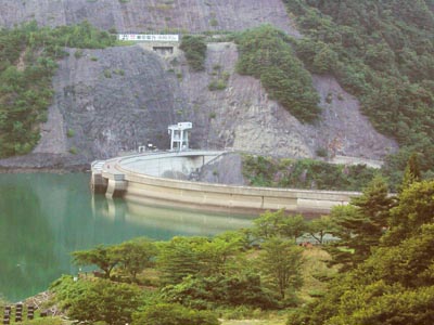 上流から堤体遠景