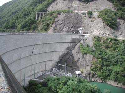 右岸から堤体を見る