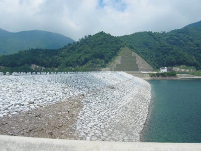 左岸上流側から堤体を望む