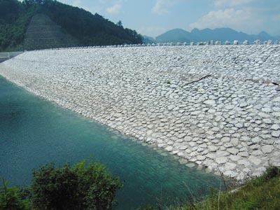 堤体を右岸上流側から見る