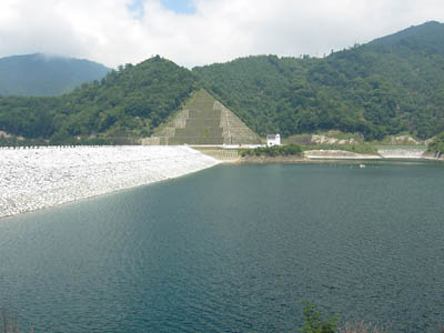 左岸から堤体上流側を見る