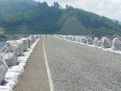 天端が未舗装なのは東電の常識です