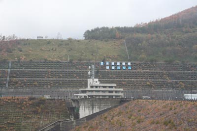 管理棟と水資源機構の看板