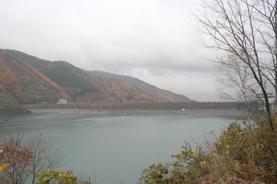 堤体を上流から見る