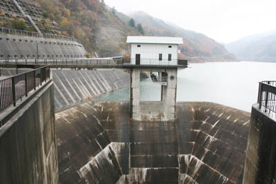 天端から洪水吐きを見る