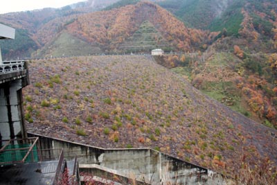 堤体を右岸から見る