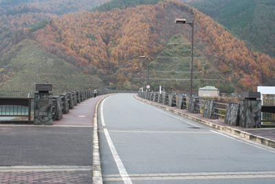 天端は自動車も通行可能です