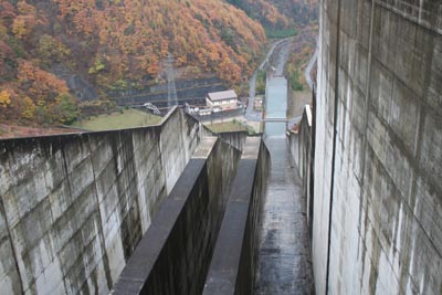 天端から導流部を見下ろす