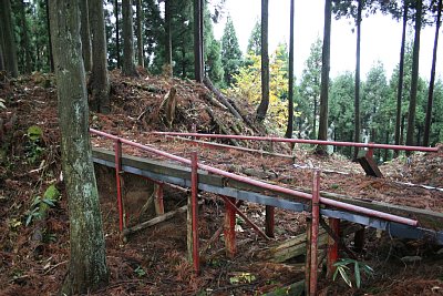 水尾城堀切跡　堀切の上に橋が架かっています