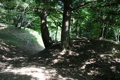 搦手口は土塁が両側を守っています