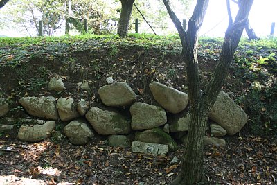 富山県内の山城では珍しい石垣遺構です