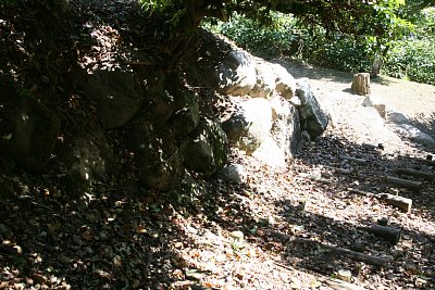 大手口の階段はかなりの急勾配です