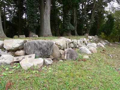 本丸を囲む石垣跡