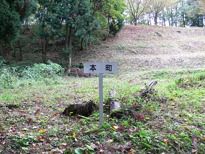 本町は通路そばにある郭です