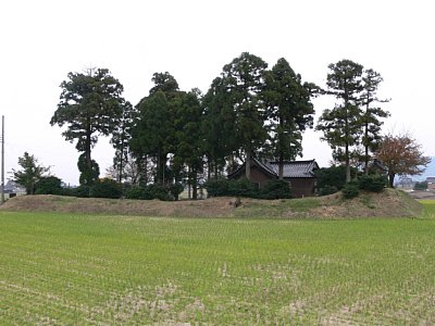 宗守館跡 大規模な土塁が残っています