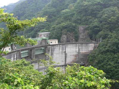 右岸下流側から堤体を見る