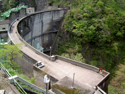 右岸から堤体を見る