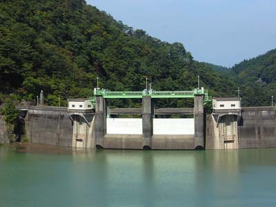 上流から見た洪水吐