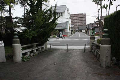 本丸橋とありますが、川もないのに・・・