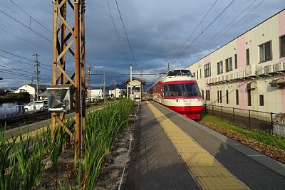 島式ホームに1000系電車が到着