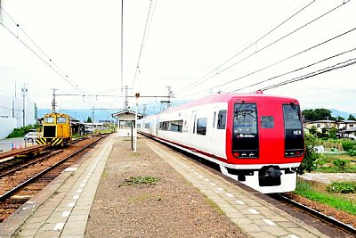 島式ホームに2100系電車が到着