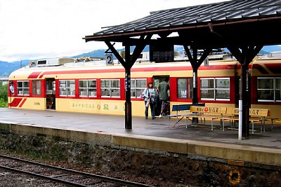 2000系特急電車が停車しています