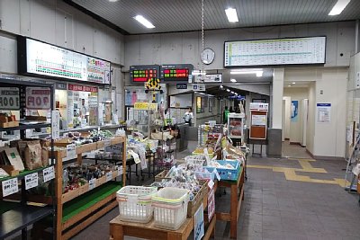 改札口の前に売店が