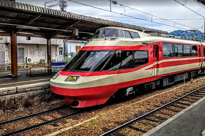 1000系特急電車「ゆけむり」