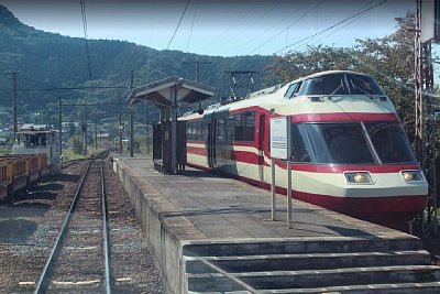 1000系特急電車が停車しています