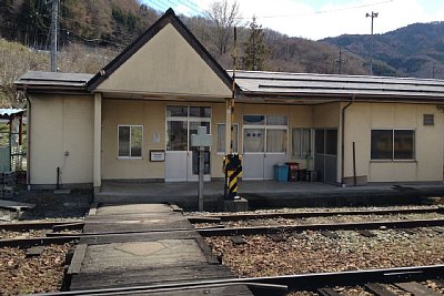 駅舎と構内踏切