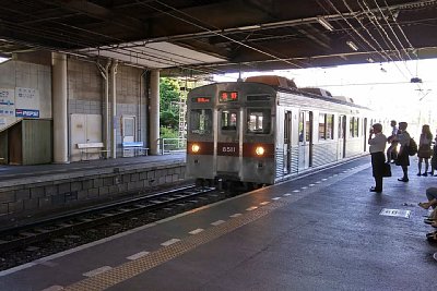 ホームに8500系電車が到着します