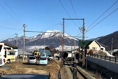 駅への進入部分が急こう配なのが見て取れます