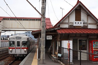 3500系電車と跨線橋