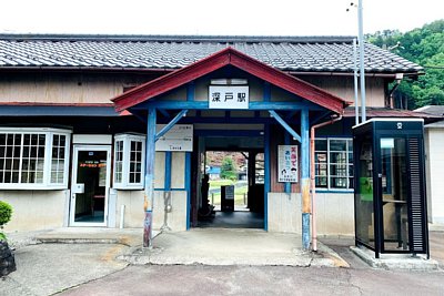 喫茶店「ステーション深戸」とドアに