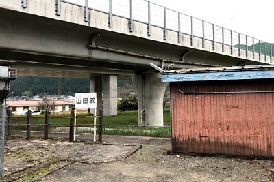 駅への出入り口と東海北陸自動車道