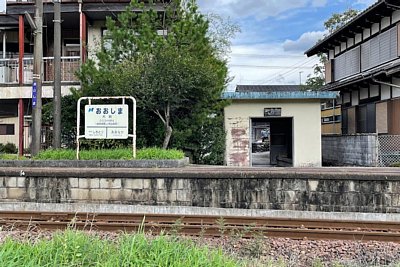ホームから駅舎を見る