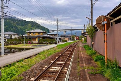 ホームは少しカーブしている