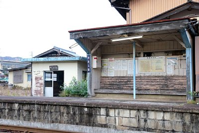 ホーム上の待合所